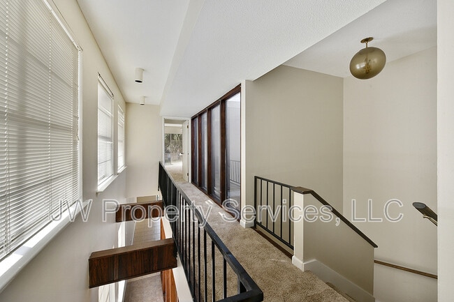 Building Photo - 309 Lilac St