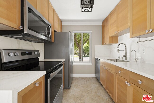 Building Photo - 1685 E Avenida De Las Flores