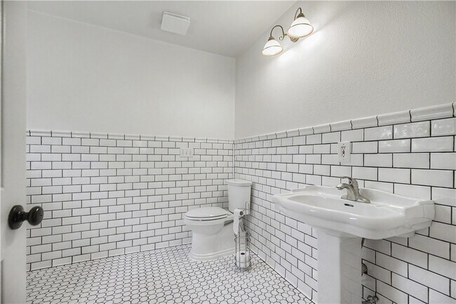 Building Photo - 11 Cresswell Ln