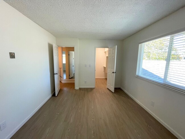 Building Photo - Remodeled 2+1 Townhome in Villa Ventura
