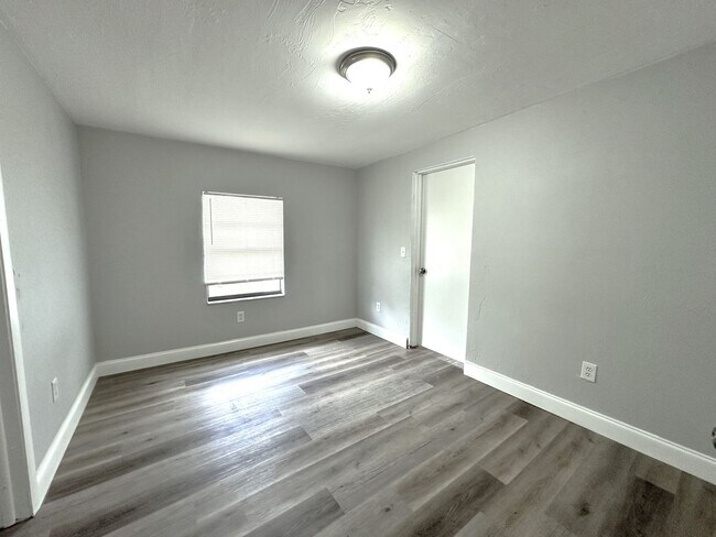 Building Photo - 2117 Mitchell Ct