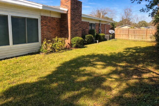 Building Photo - Charming Corner Lot Home In Destin!