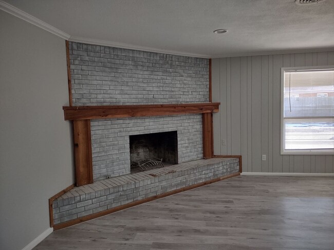 Building Photo - Large Updated 4 Bedroom Home Off University