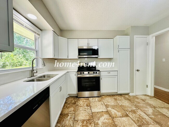 Building Photo - Updated Raytown Ranch w/ Wood Floors, SS Appliances, Finished Basement and a Fenced Yard!