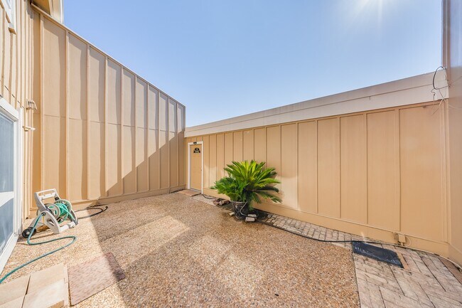 Building Photo - 2391 Crescent Park Dr