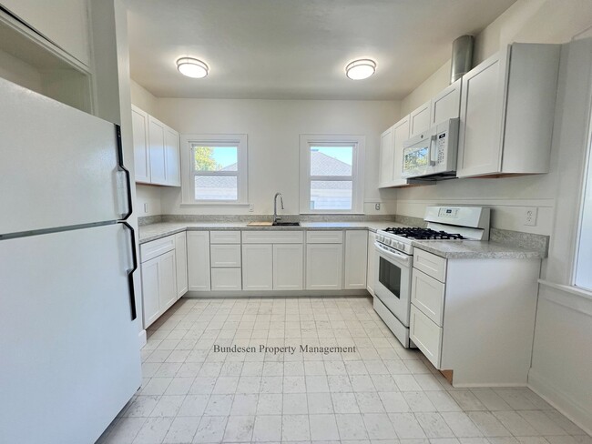 Building Photo - Charming Downtown Petaluma Gem - 3bed 1.5 Bath Available Now !