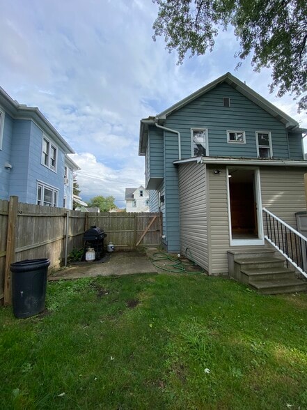 Building Photo - 28 Plum St