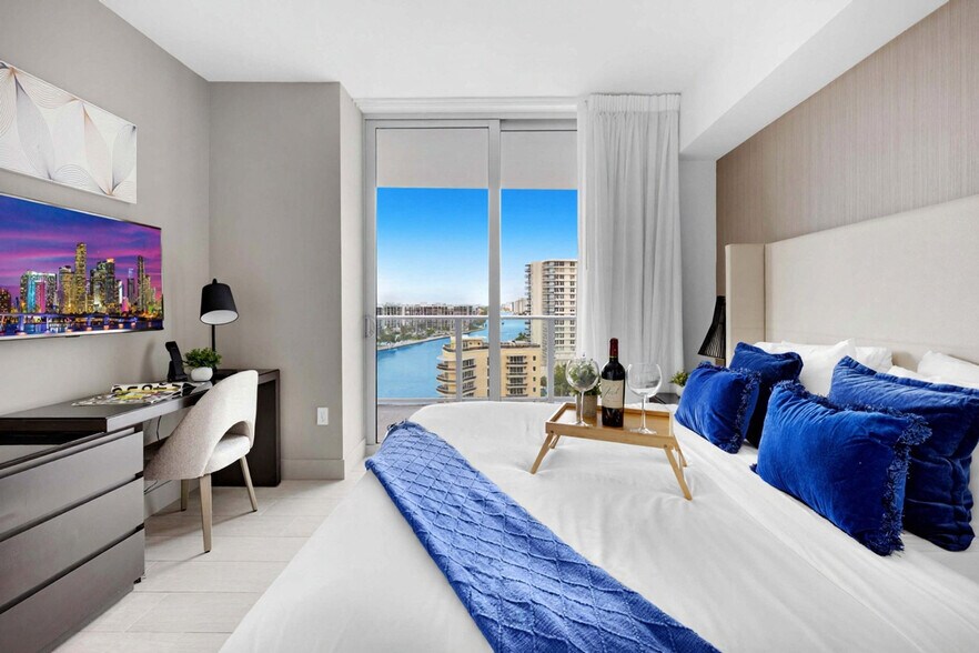 Building Photo - 4010 S Ocean Dr