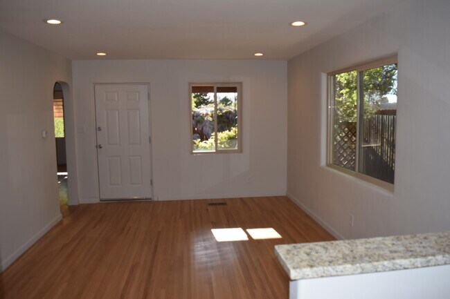 Building Photo - 204 Monroe St NE