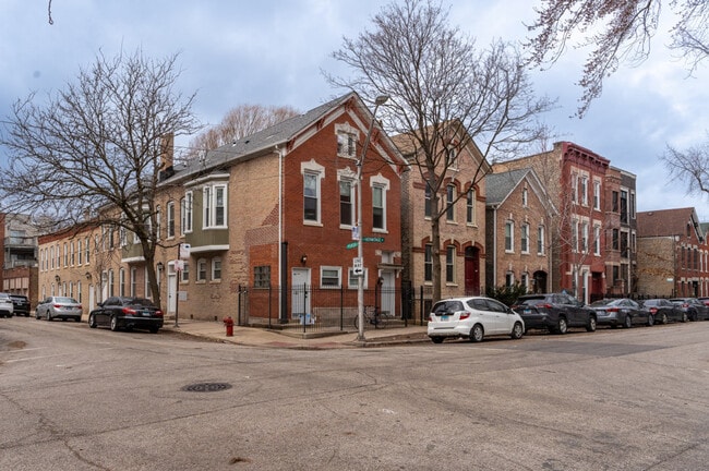 Building Photo - 846 N Hermitage Ave