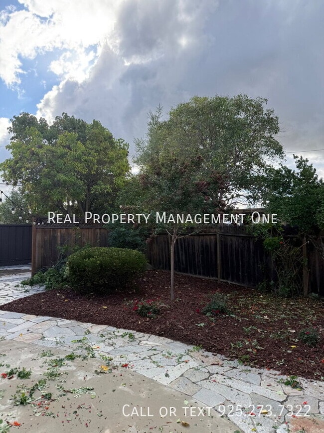 Building Photo - 457 Coleen St