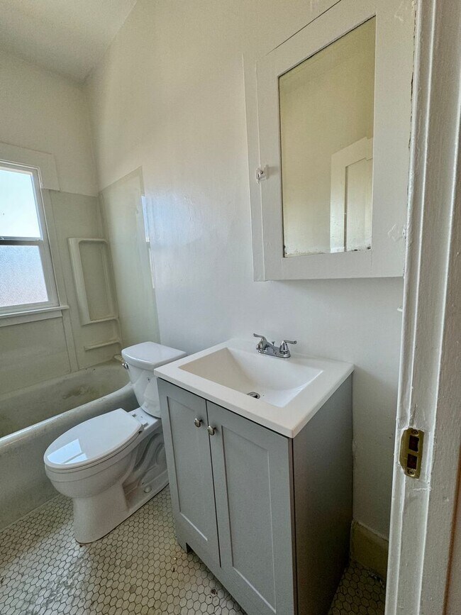 Building Photo - Spacious and bright Large Studio Centrally...