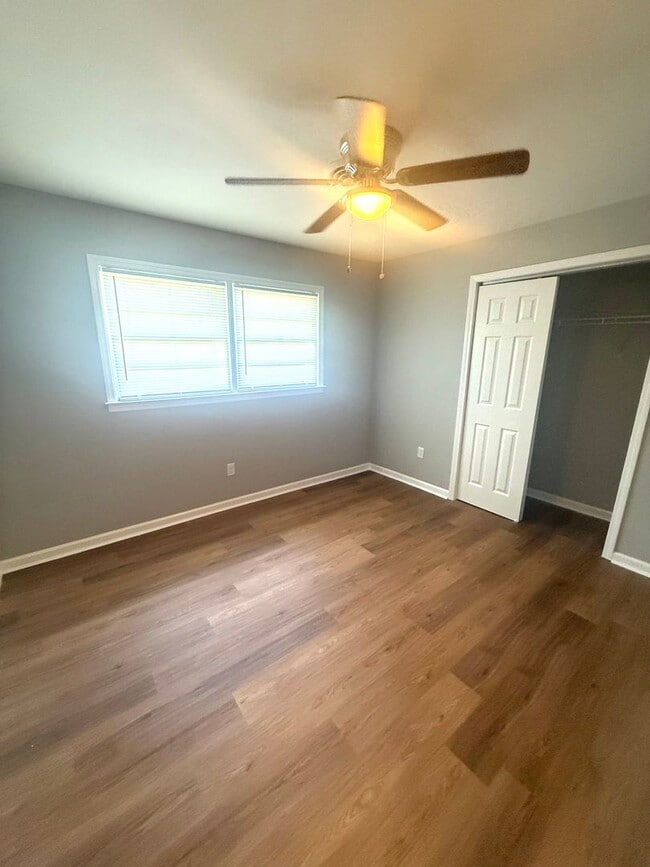 Building Photo - ** 6 Bed 2 Bath located off Wares Ferry ro...