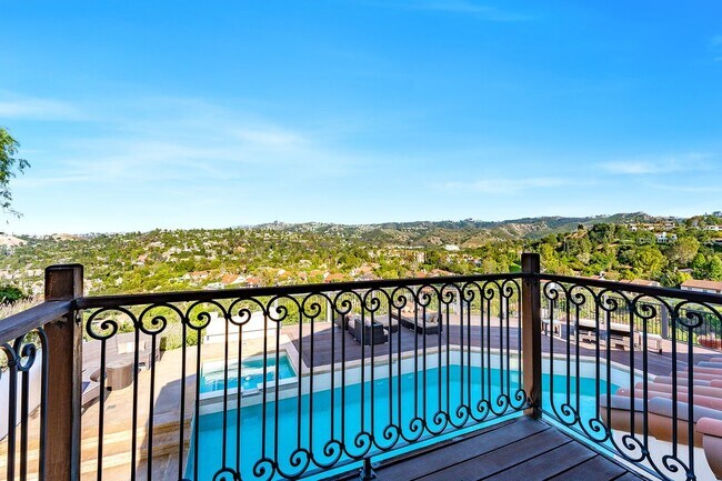 Building Photo - 4372 Park Vicente