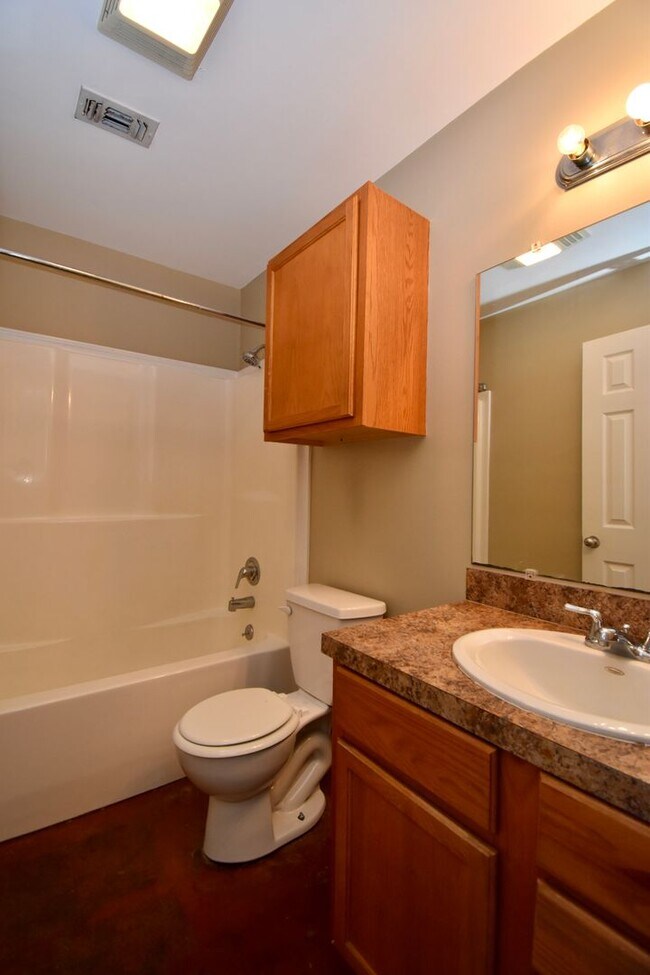 Building Photo - 3 Bedrooms, 3 Bathrooms, & Close to Campus...