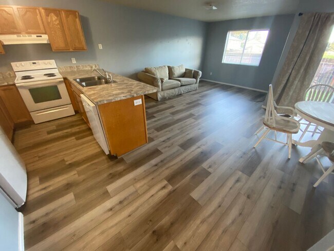 Building Photo - 758 N Cloverleaf Loop