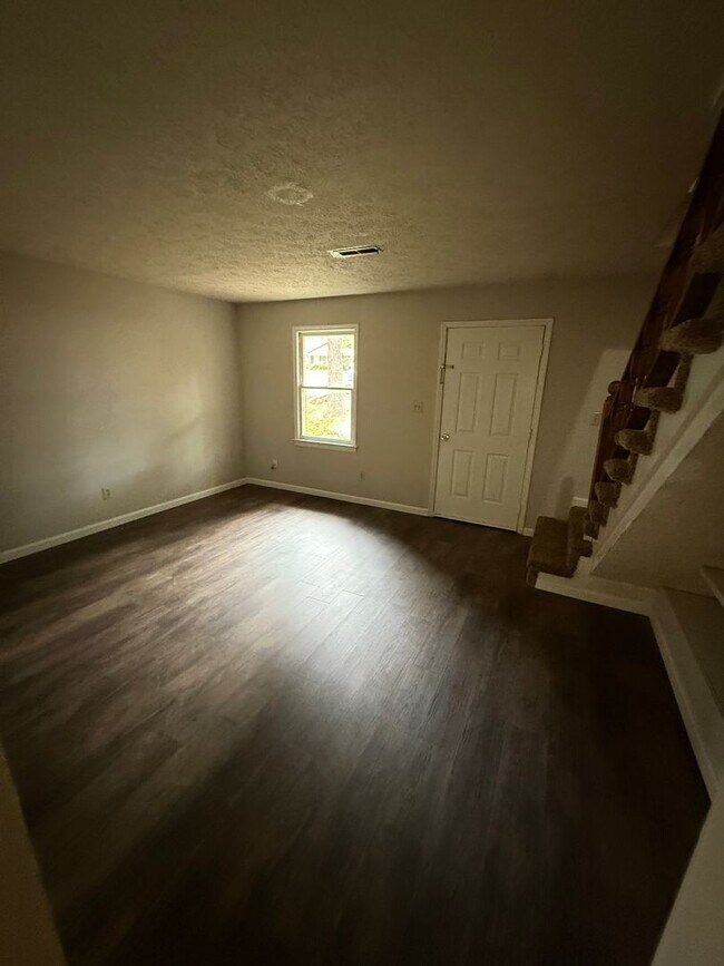 Building Photo - 2 Bedroom- 1 1/2 bathroom- Townhouse Apartment in West Rome