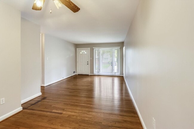 Building Photo - Updated and Ready for Move In