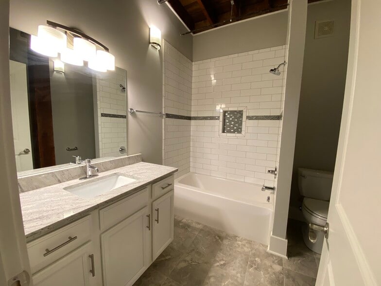 Guest Bath - 1200 Commerce St