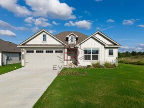 Building Photo - 3 bedroom 2 bath open concept
