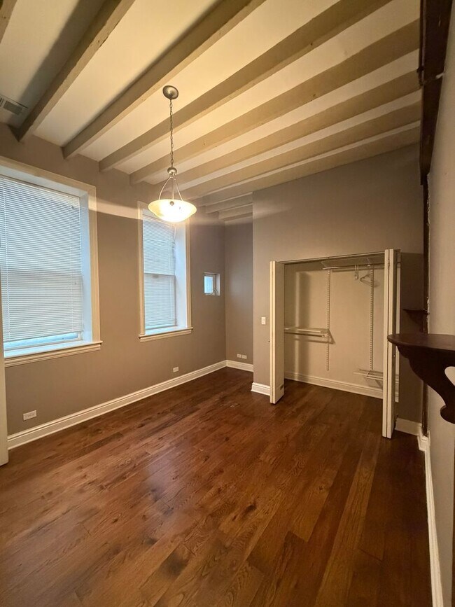 Building Photo - 1357 N Wolcott Ave