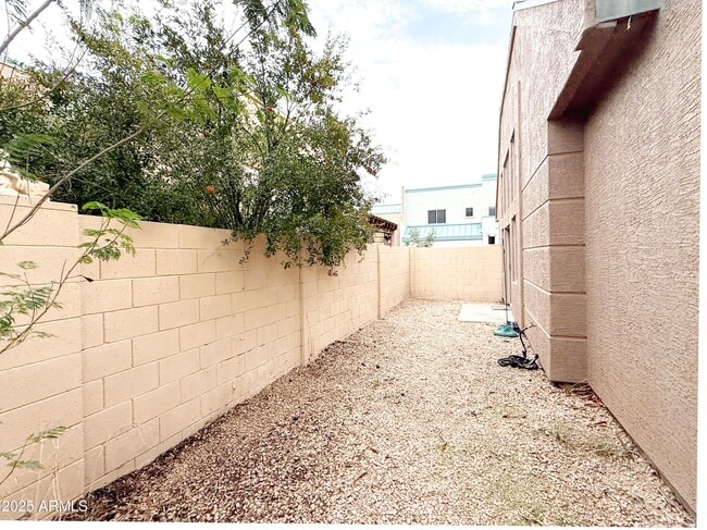 Building Photo - 2027 E University Dr