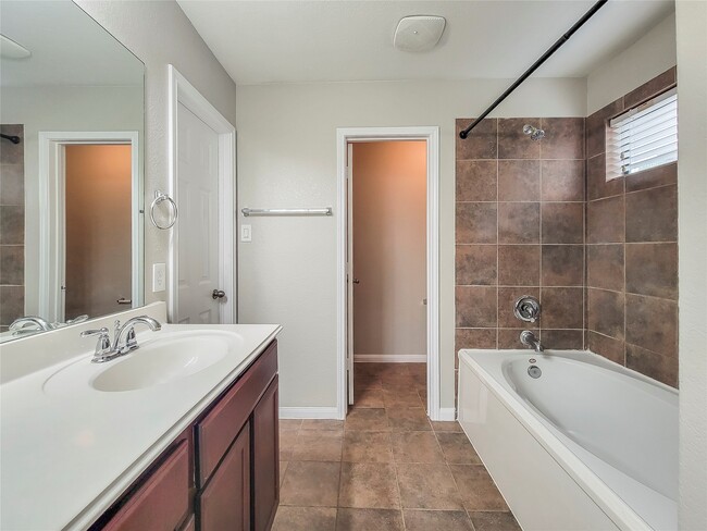 Building Photo - 18428 Sunrise Oaks Ct