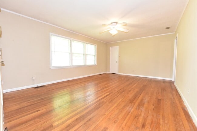 Building Photo - 1108 E Magnolia Ave