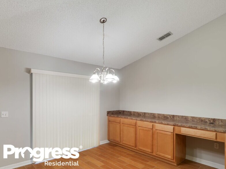 Building Photo - 8448 Oak Crossing Dr W
