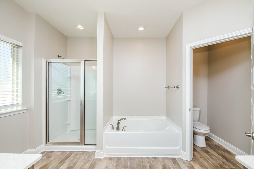 Building Photo - 250 Saddlechase Dr