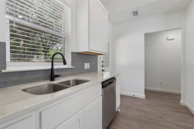 Building Photo - 719 Maple Row