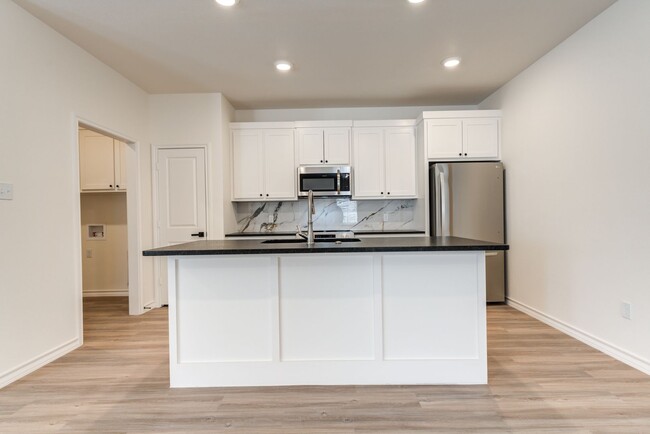 Building Photo - 3 Bedroom Townhome in Escondido - Frenship...