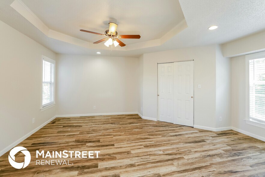 Building Photo - 820 NE Aaron Dr