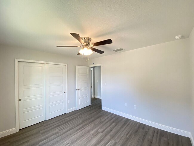 Building Photo - Custom Home - Desirable SE Ocala Neighborhood 3/2/2 **Wont Last**