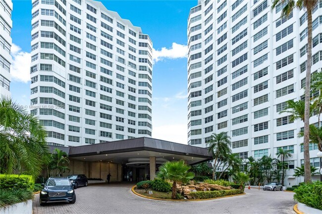 Building Photo - 825 Brickell Bay Dr