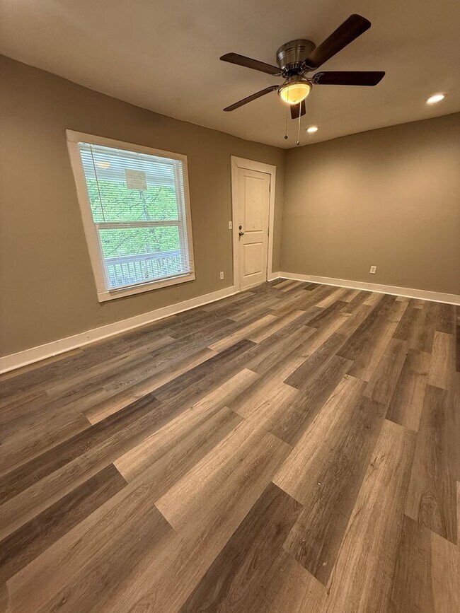 Building Photo - Fully Renovated 2 Bed / 1 Bath Duplex – Available Now