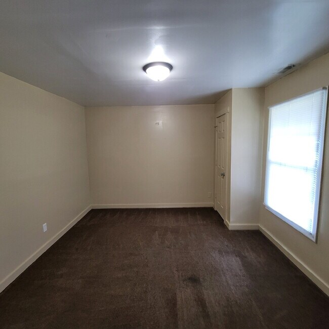 Building Photo - Irvington 4BR/2BA House w/Central Air!
