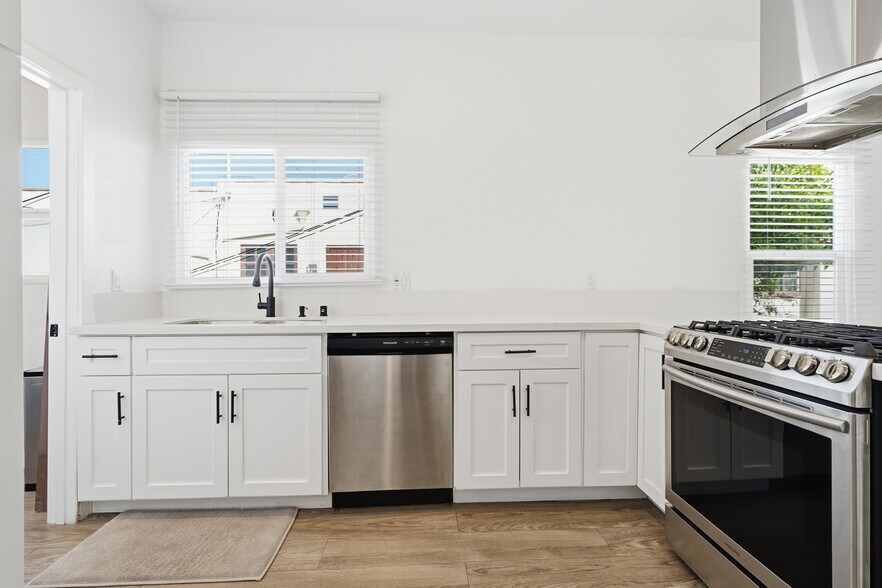 Building Photo - 455 S Rexford Dr