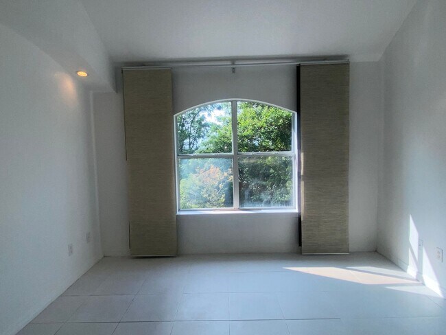 Building Photo - 4 BEDROOM, EASY COMMUTE