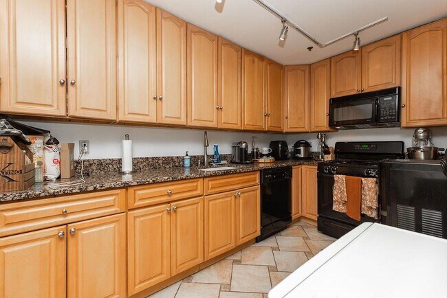Building Photo - 354 3rd St