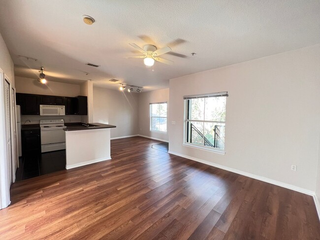 Building Photo - Spacious 1/1 condo!!