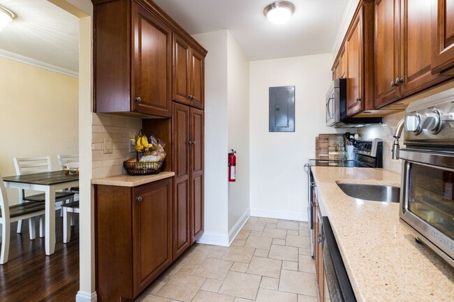 Building Photo - 16D Troy Dr