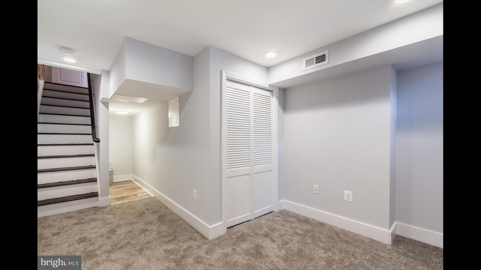 Building Photo - 9 E Fort Ave