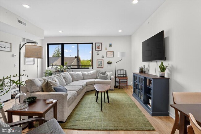 Building Photo - 381 Martin St