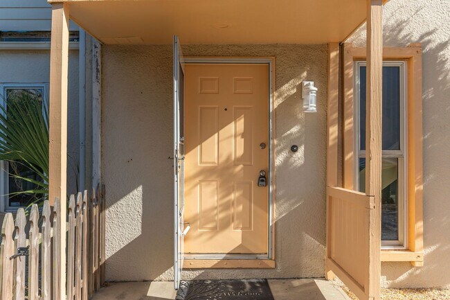 Building Photo - Spacious townhouse with large 2nd floor covered patio!