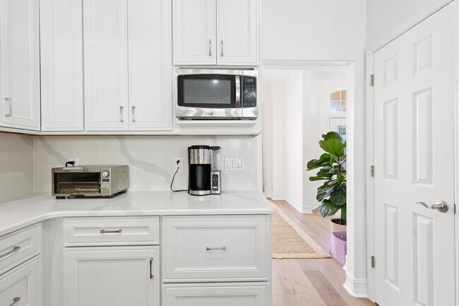 Building Photo - 200 Islamarada Ct