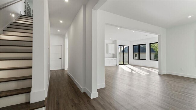 Building Photo - 208 Indian Hills Trail