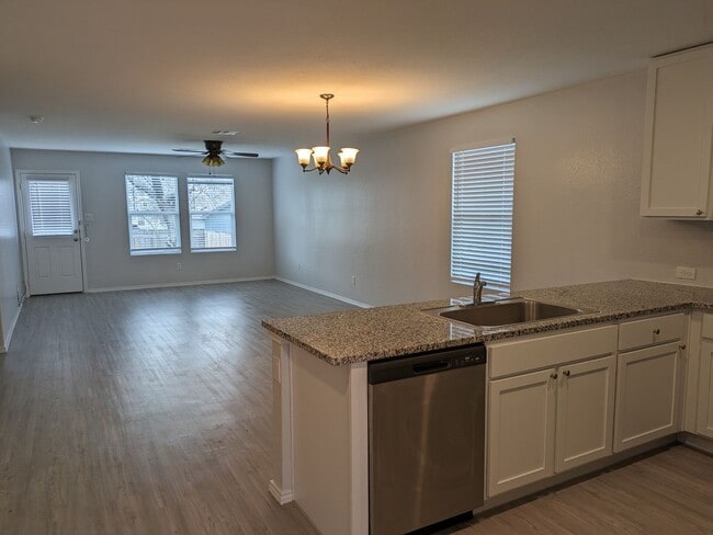 Building Photo - Beautiful 2 Story Home 4bdrm 2.5 bath