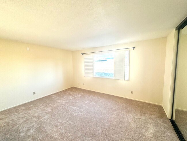 Building Photo - 12251 Moorpark St