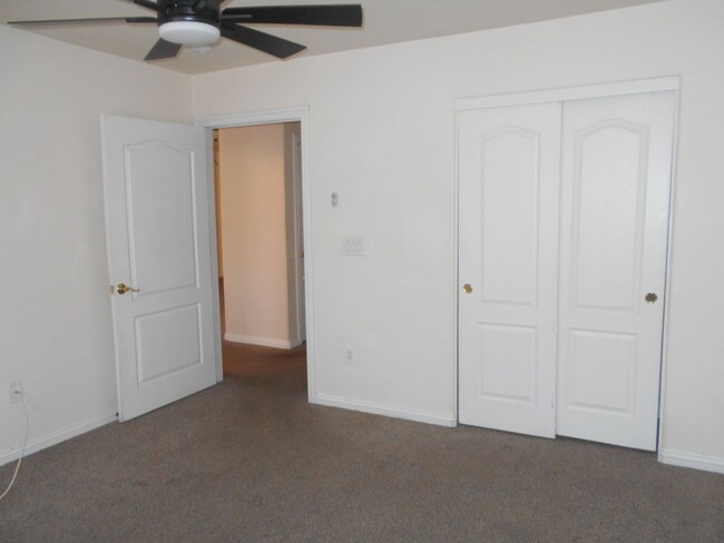 Building Photo - Gated Townhouse in the Heart of North Las ...